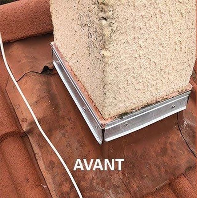 Pied de souche de cheminée avec ancien raccord d'étanchéité dégradé sur toiture en tuiles, secteur de Le Plessis-Belleville