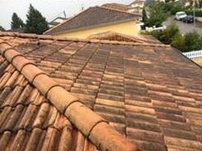 Toiture en tuiles et faîtage encrassés, vue 2, secteur de Saint-Pathus