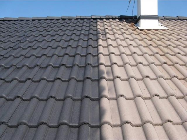 Démoussage de toitures en tuiles béton : avant / après sur le même versant