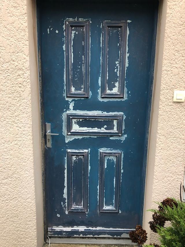 Porte d'entrée à panneaux à la peinture bleue écaillée, secteur de Dammartin-en-Goële