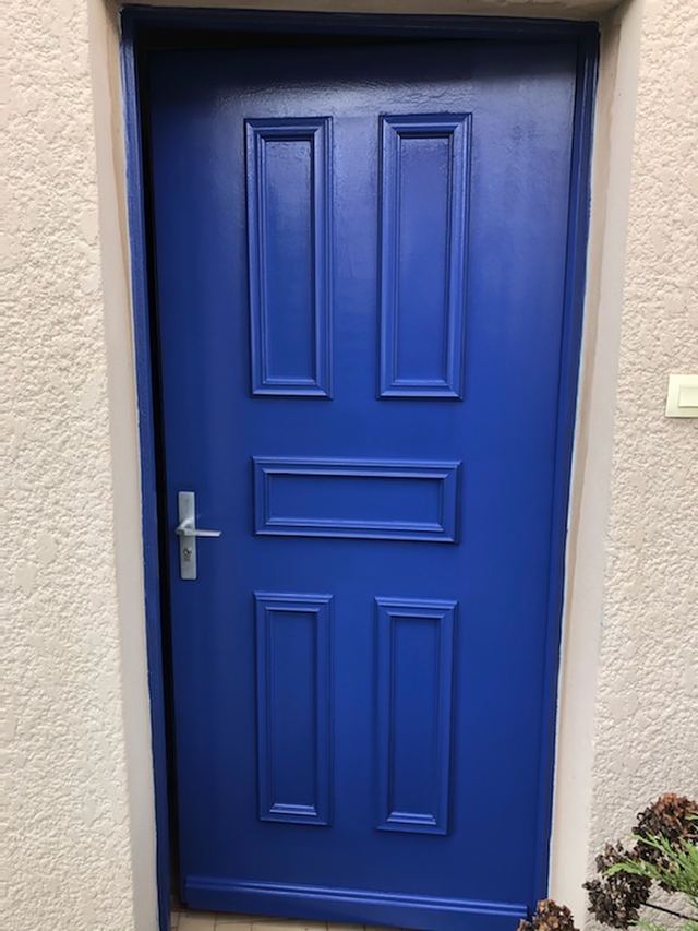 Remise en peinture d'une porte d'entrée