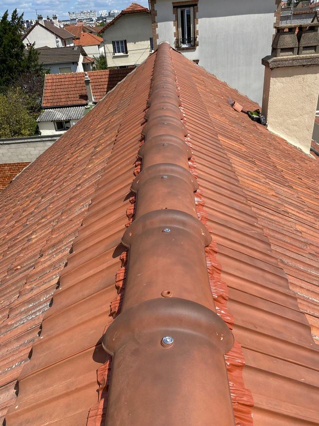 Faîtage neuf : faîtières en terre cuite fixées mécaniquement sur closoir ventilé, toiture en tuiles mécaniques, secteur de Dammartin-en-Goële
