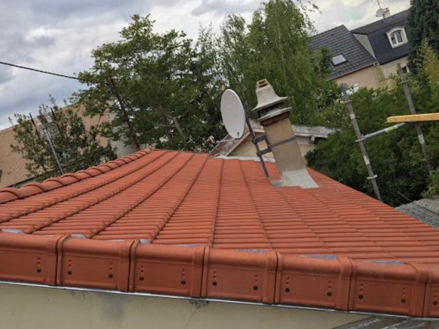 Réfection complète d'une toiture en tuiles autour d'une cheminée