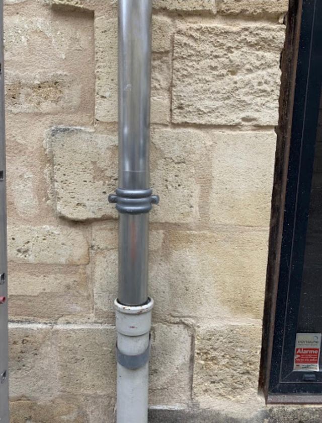 Remplacement d'une descente d'eaux pluviales en zinc