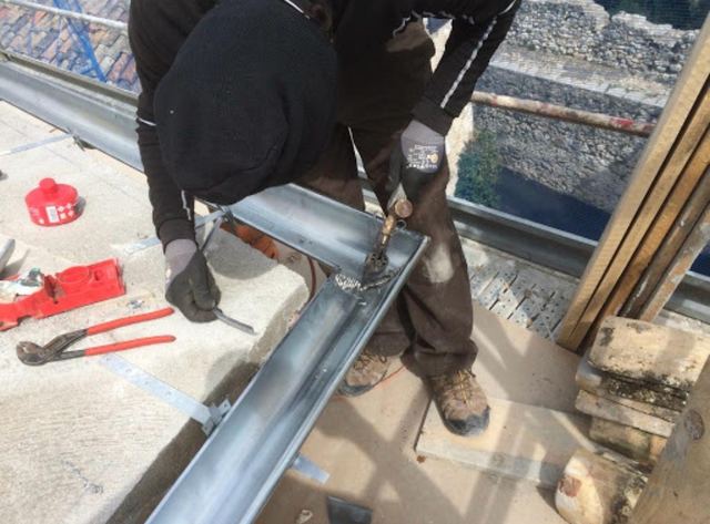 Façonnage et soudure d'une gouttière en zinc